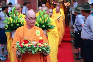 Chùm ảnh người dân Huế đội mưa xem lễ rước Phật