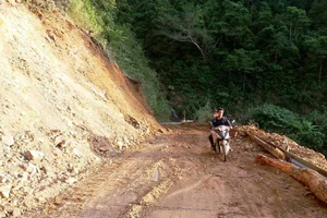 Dọn 12.000 khối đất đá để thông quốc lộ