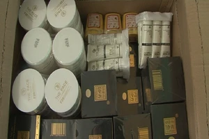 Phát hiện hàng trăm chai mỹ phẩm không rõ nguồn gốc