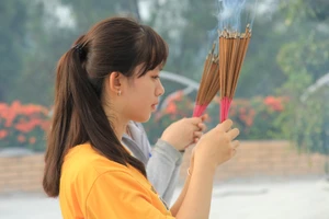 Sĩ tử Huế lễ Phật cầu may trước ngày thi THPT quốc gia