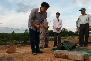 Tìm thấy bia của lăng vợ vua Tự Đức bị san làm bãi xe?