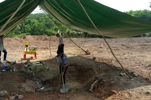 Tìm thấy mộ vợ vua Tự Đức ở khu vực san bằng làm bãi xe