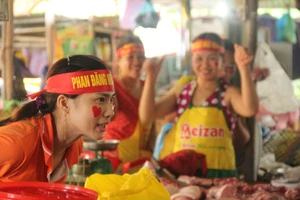 Tiểu thương nghỉ bán thuê tivi xem chung kết Olympia