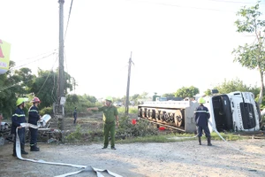 Xe bồn chở 46.000 lít dung môi bị lật bên đường