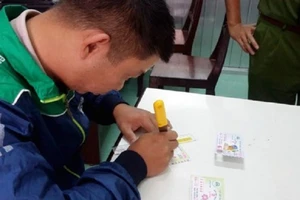 Làm giả vé số trúng 2 tỉ đồng rồi mang đi nhận thưởng