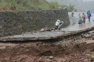 Lũ cuốn trôi cây cầu vào khu tái định cư