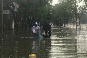 Lũ lên, bốn bề xứ Huế lại ngập trong nước