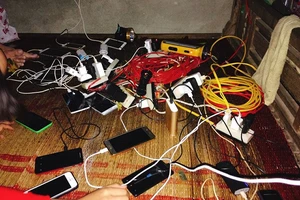 Dùng máy phát điện để bà con vùng lũ đến sạc điện thoại