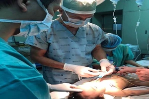 Chuyên gia phẫu thuật Mỹ cắt u hiểm cho bé gái 16 tháng