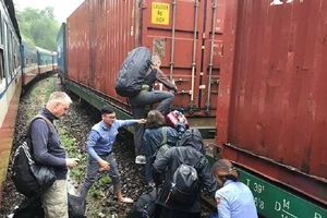 Đá tảng chặn đường tàu, hành khách hú vía