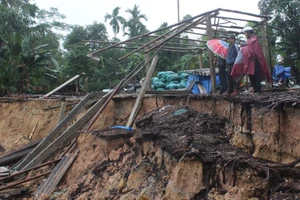 Đường sá, nhà xưởng bị Hà Bá 'nuốt' sau lũ