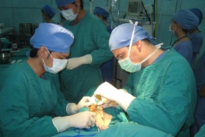 Nối thành công bàn tay nam thanh niên bị chém đứt lìa