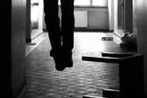 Cán bộ kiểm lâm chết ở cơ quan trong tư thế treo cổ