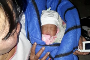 Bé gái sơ sinh bị bỏ rơi dưới hầm xí nhà vệ sinh