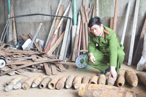 Quả đạn pháo còn nguyên đầu đạn trong vựa phế liệu