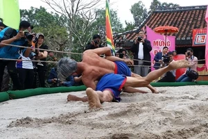 Nô nức xem đô vật xứ Huế tranh tài