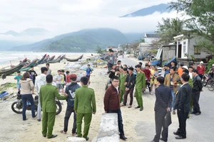 Dùng kiếm uy hiếp đôi nam nữ để cướp tài sản