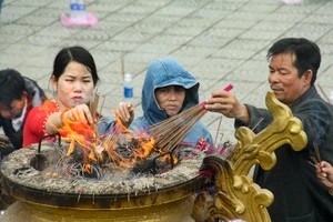 Thảnh thơi đi xin 'nước cam lồ' ở tượng đài Quan âm