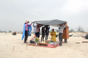 Gia đình liệt sĩ đội mưa làm mâm giỗ 64 liệt sĩ Gạc Ma