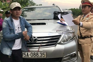 Thấy xe cẩu tới, tài xế vội mở cửa sau 5 giờ 'cố thủ'