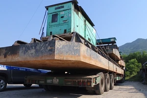 2 xe chở hàng 'khủng' bị phạt hơn 77 triệu đồng