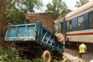 Xe tải va chạm với tàu hỏa, 2 người bị thương