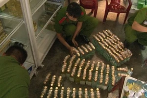 Phát hiện cơ sở 'hô biến' dầu chổi thành dầu tràm