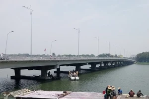 Người đàn ông ôm cháu bé nhảy sông Hương