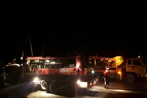 Đánh lái tránh ô tô tải lật ngang, xe khách lao vào vách núi