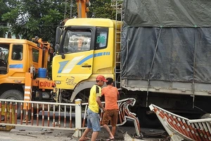 Xe tải mất lái 'cày' hơn 20 m dải phân cách