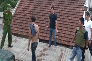 Công an thông tin vụ ngáo đá cầm dao cố thủ nhiều giờ