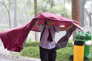 Thí sinh Huế đội mưa đi làm thủ tục dự thi THPT quốc gia