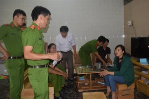 Thừa Thiên-Huế: Liên tiếp bắt giữ cà phê giả, rượu lậu