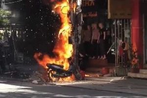 Trụ điện bất ngờ phát hỏa, xe máy đùng đùng cháy theo