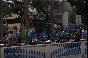 Nhóm tài xế Grab và xe ôm truyền thống hỗn chiến