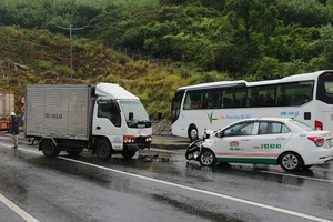 Taxi va chạm với xe tải, 3 người bị thương