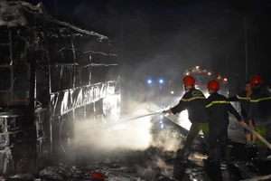 Xe khách bất ngờ bốc cháy, hành khách hốt hoảng thoát thân