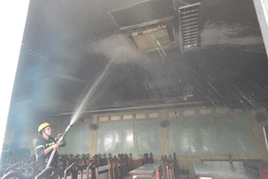 Giảng đường đại học bốc cháy giữa trưa