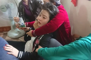 Cô dâu khóc nghẹn bên thi thể chồng vụ tai nạn 13 người chết