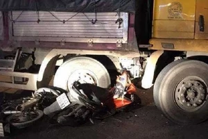 Va chạm với xe tải, 3 thanh niên thương vong