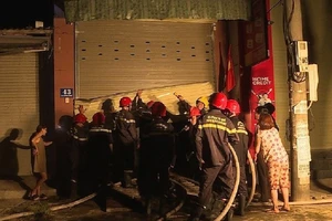 Cháy dữ dội nhà 2 tầng, 5 người bị mắc kẹt