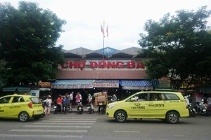 Nhắc nhở việc để xe, 1 bảo vệ bị đâm nguy kịch