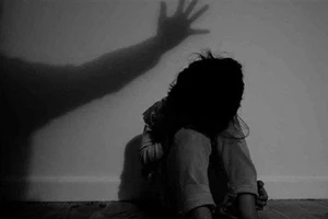 Bé 3 tuổi nghi bị cha ruột hiếp dâm