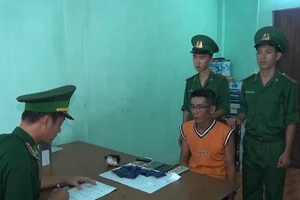 Giấu hơn 1.600 viên ma túy tổng hợp trong lọc gió xe máy