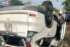 Ô tô lật ngửa sau tai nạn, 1 người phụ nữ tử vong