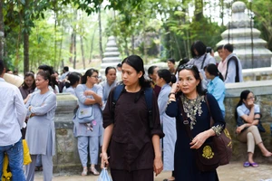 Phật tử đổ về chùa mong gặp thiền sư Thích Nhất Hạnh