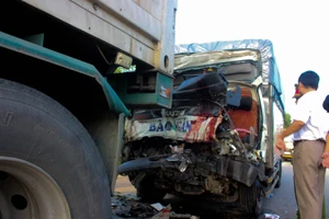 Va chạm xe đầu kéo, tài xế, phụ xe tải tử vong trong cabin