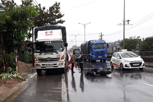 Tông vào xe tải đang đỗ, nam thanh niên tử vong tại chỗ