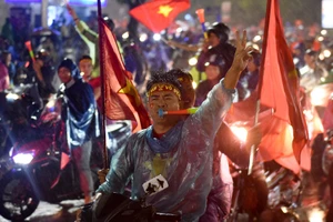 Người dân cố đô Huế đội mưa mừng vô địch AFF Cup