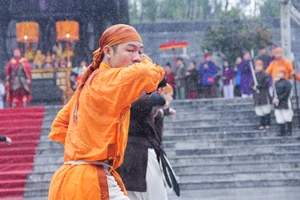 Đội mưa lạnh tái hiện cảnh Nguyễn Huệ lên ngôi hoàng đế